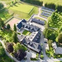 Wellness Hotel Holzberg - krytý relaxační bazén, dětský bazén, whirlpool, sauna, restaurace, bowling, venkovní hřiště, herna, pingpong, billiard: Suchá Rudná şehrinde bir otel
