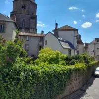 4 étoiles spacieux Gîte calme en centre-ville & parking, hotel i Magnac-Laval