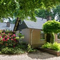 Beautiful house with a fireplace in a holiday park in the woods, hotel in Mook