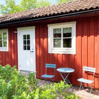Nice cottage in Sunnaryd with proximity to Lake Bolmen, hotel in Bredaryd