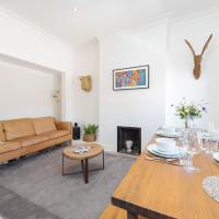 Bright two bedroom flat in fashionable Fulham by UnderTheDoormat
