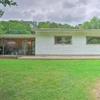 Quaint Zanesville Home w/ Game Room & Yard!, hotel a Zanesville