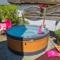 TARKA FARMHOUSE Large 6-bedroomed home, with hot tub, pets welcome, hotel in Braunton