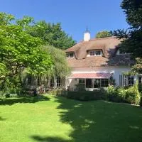 Bed and Breakfast De Haen - Privé-appartementen van 43 of 60 m2 met tweepersoons bubbelbad - Finse sauna - in westvleugel van luxe villa，奧斯的飯店