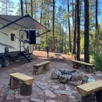 Luxury Glamper Retreat 14 Forest Site, hotel a Payson