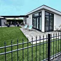 Ferienhaus LuxChalet #VAJU Lathum# am See, Strand, Pool, Nationalpark, hotell sihtkohas Lathum