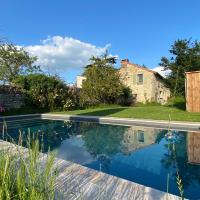 a swimming pool in the yard of a house at Maison de rêve avec piscine au milieu des vignes, Berrie