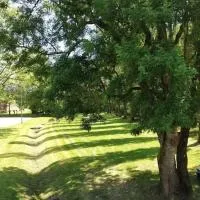 Issac में, होटल Cute 1-bed cottage with view across park.