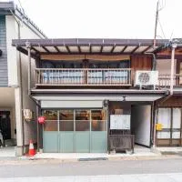 Shared house TATEMACHI in Gujo Hachiman, hotel Gudzsóban