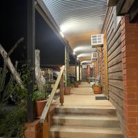 Country Roads Motor Inn, hotel dekat Narrandera Airport - NRA, Narrandera