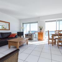 Bright two bedroomed apartment on the beach in Cannes with huge terrace with fabulous sea views - 2001, hotel en Cannes