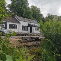 Arrochar Fern Cottage with Wood Burner & Loch View