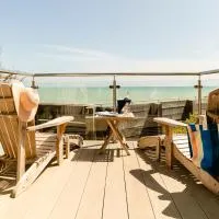 Beach Hut Suites, hotel in Bognor Regis