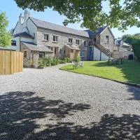 THE OLD RECTORY ROSE COTTAGE in Jacobstow 10 mins to Widemouth bay and Crackington Haven,Nearby Bude,Tintagel,Port Issac,Clovelly,PARKING FOR LARGE AND MULTIPLE VEHICLES: Jacobstow şehrinde bir otel