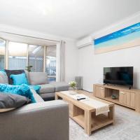 Relaxing Redcliffe Retreat - pool and parking, hotel near Perth Airport - PER, Perth