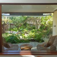 The Sanctuary - garden oasis in South Fremantle, hotel in South Fremantle, South Fremantle