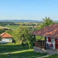 Bas u inat babarogama, hotel u gradu Koraćica