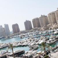 Luxury 2 bedroom Apt in The Pearl with Marina view, hotel din The Pearl, Doha