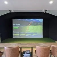 Golfers dream Guest suite with onsite golf studio available for booking by guests, hotel di Strathkinness