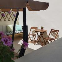 Maria's house in front of the beach, kh&aacute;ch sạn ở Chania Town