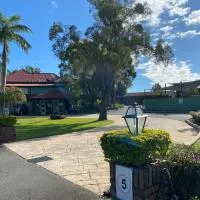 Puffers Inn, hotel Loganholme városában 