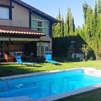 Vivienda El Olivo con piscina privada y jardín., hotel en Ayegui