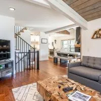 Chamonix 24 is a 2bed plus loft 3 bath Upgraded Canyon Ldge Nearly Ski in Ski Out Sleeps 8, hotel i Mammoth Lakes