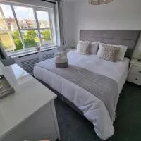 High Tide - Two bedroomed apartment with free parking and a balcony with sea views, готель у місті Свонідж