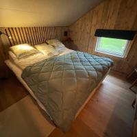 Rauvassgården, romslig, 5 sov, kjøkken, WiFi，位于Raudvatnet罗斯维尔(挪威)机场 - MQN附近的酒店