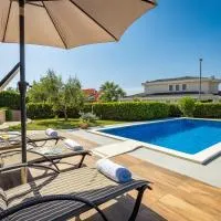 Lovely Istrian apartment with a private swimming pool and a charming garden، فندق في بنجول