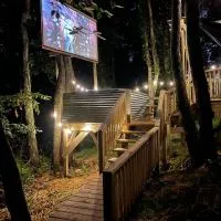 Luxurious Camping -Theater, Hot-Tub, Keg, Fire Pit, ξενοδοχείο σε Jonesville