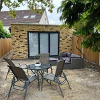 Modern Studio with parking in private garden, hotel in Theydon Bois