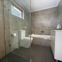Town & Country Motor Inn, hotel cerca de Aeropuerto de Forbes - FRB, Forbes