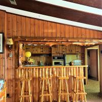 Somewhere In Time - RETRO SPACIOUS COTTAGE with PRIVATE SANDY BEACH, hotel in Wiarton