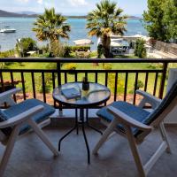THE ''GOLDEN HOUR'' BEACHFRONT COTTAGE: Vourvourou şehrinde bir otel
