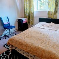 Comfortable double bedroom in London, hotel in Hornchurch