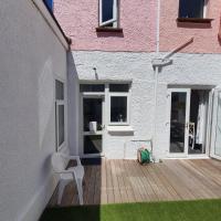 SINGER HOUSE ,PAIGNTON SEAFRONT ,SLEEPS 6 , 2 BEDROOM GROUND FLOOR SELF CONTAINED GARDEN FLAT , PRIVATE ENTRANCE , KITCHEN , Guaranteed Parking ,Wifi , Movies ,Bathroom ,fridge , microwave ,BEDROOM 1, DOUBLE BED & 2 SINGLE BEDS ,BEDROOM 2 , DOUBLE BED