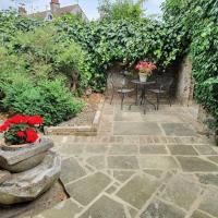 Beautiful 1 bedroom cottage with courtyard.