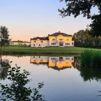 Pałacyk Zawady, hotelli kohteessa Kowiesy