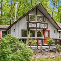 The Gingerbread House: 4 BR chalet, w/ Sunroom/Deck, sleeps 12, modern amenities