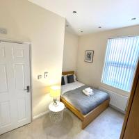 Coventry Large Sleeps 5 Person 4 Bedroom 4 Bath House Suitable for BHX NEC Solihull Rugby Contractors Ricoh Arena NHS Short & Long Business Stays Free Parking for 2 Vehicles, Close to City Centre High Speed Wifi