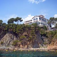 a house on a cliff next to the water at Hotel Sant Roc, Calella de Palafrugell