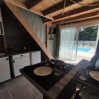 GiTE ATYPIQUE AVEC PISCINE COUVERTE en été، فندق في St Apollinaire De Rias