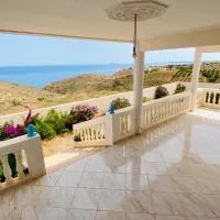Villa en el campo sobre el mar، فندق في Ifoutatsene