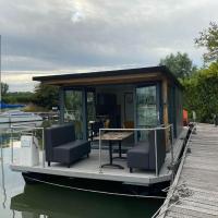 Modern house boat in Monnickendam with jetty, hotel in Monnickendam