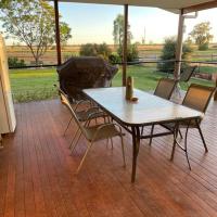 Beautiful outback 2 bedroom home, hotel in Morven