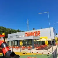 TANKER Apartments & Bistro Čaradice, hotell i Čaradice