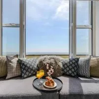 Beachfront Studio with Sea Views & AC, The Compact Coastal Crib โรงแรมในLittlestone-on-Sea