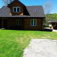 Dom nad Potokiem Dwernik - pokoje z łazienkami: Dwernik şehrinde bir otel