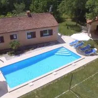 Villa Fragola - Holiday house with large garden, hotel u gradu Tinjan
